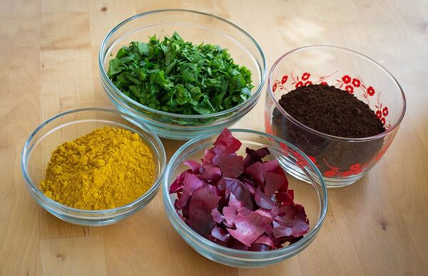 Ciotola con ingredienti freschi e colori naturali